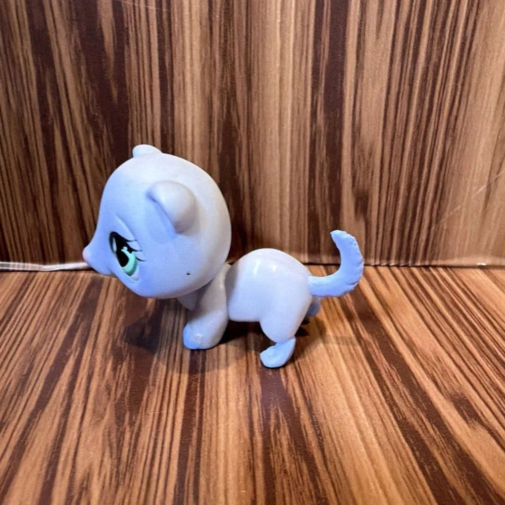 Authentic Littlest Pet Shop LPS #880 Lavender White Cat Green Eyes Hasbro